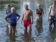 Frauchen und Herrchen im Wasser